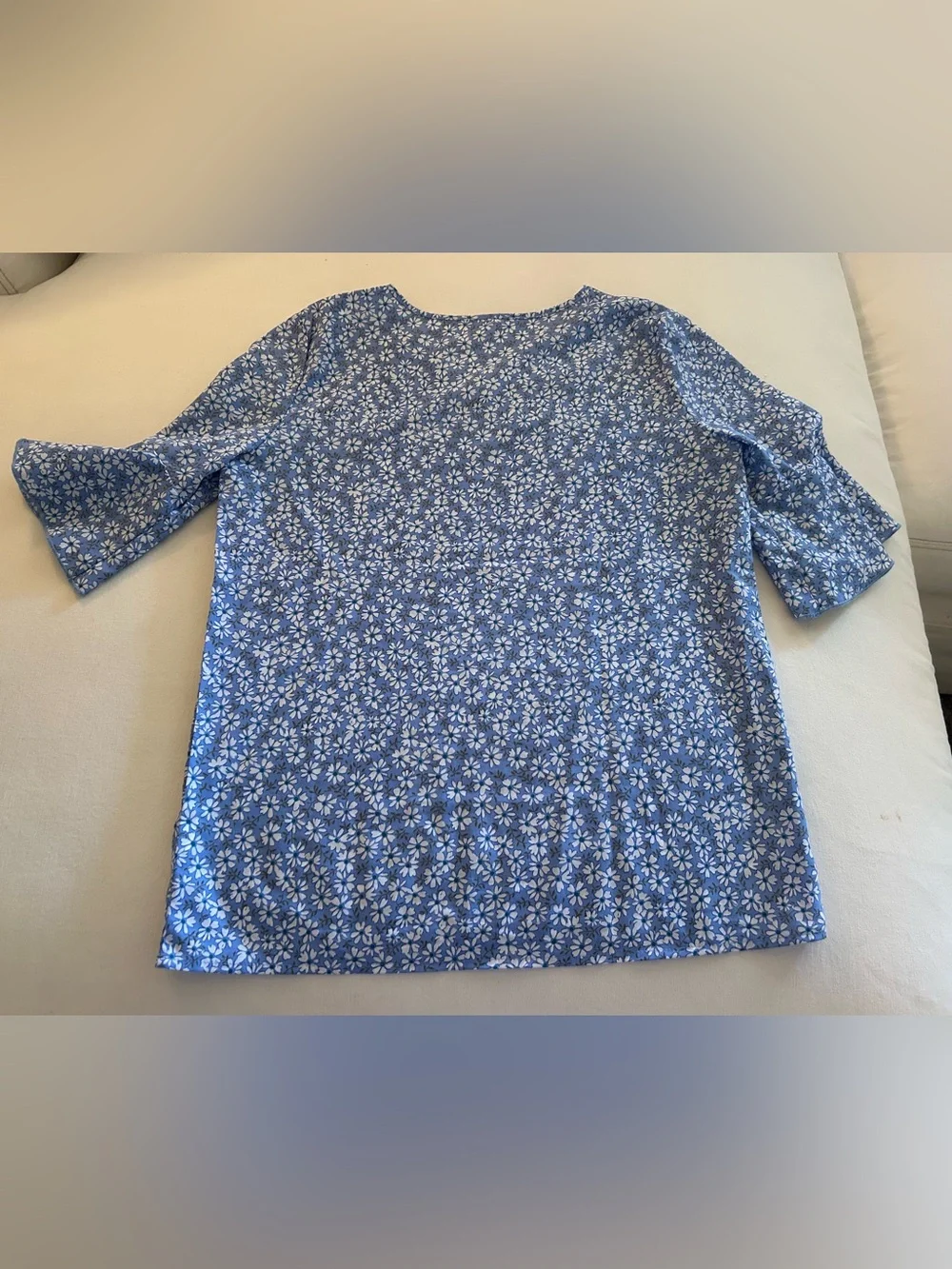 HUGE BUNDLE SALE! Blue Floral V-Neck Women's Top MEDIUM - Picture 6 of 6